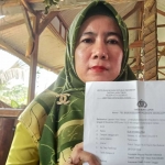 Esya (40) korban KDRT yang melaporkan suaminya ke Polresta Sidoarjo.