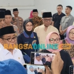 Menko PMK Pratikno dan Menteri Pemberdayaan Perempuan dan Perlindungan Anak (PPPA) Arifatul Choiri Fauzi saat memberi keterangan kepada wartawan. Foto: Muji Harjita/BANGSAONLINE