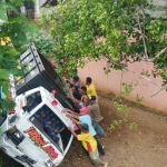 Warga sedang mencoba membalikkan mobil pikap yang jatuh di halaman rumah warga yang posisinya lebih rendah sekitar 10 meter dari badan jalan.