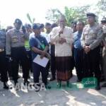 Kapolres Jombang, AKBP Agung Marlianto (tiga dari kiri) saat memimpin pengamanan eksekusi di Desa Watudakon, Kecamatan Kesamben. (ft: romza/BANGSAONLINE)