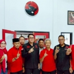 Arteria Dahlan bersama Cabup Sugiri Sancoko dan Pengurus PDIP Ponorogo. (foto: ist)