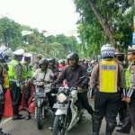 Suasana razia di depan Taman Bungkul.