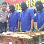 Tiga tersangka penandah barang curian delapan mobil dari BM saat dirilis oleh Kapolres Bojonegoro, AKBP Wahyu Sri Bintoro di Mapolres setempat. foto: EKY NURHADI/ BANGSAONLINE