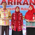 Foto bersama antara Kadin Pertanian dan Perikanan Ponorogo, Harmanto, dengan utusan dari Dinas Kelautan dan Perikanan Provinsi Jatim, Farida dan Kepala Sekolah MIN Paju. foto: YAHYA/ BANGSAONLINE