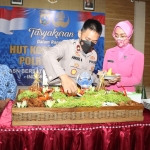 Wakapolres Kediri Kompol Anggi Saputra Ibrahim saat memotong tumpeng untuk diserahkan kepada perwakilan ASN. Foto: Ist.