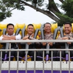 Kapolres Batu AKBP Oskar Syamsuddin (tiga dari kiri) saat mencoba wahana flying tornado yang ada di Jatim Park 1.