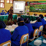 Kasi Intelijen Kejaksaan Negeri Trenggalek, Basuki Arif Wibowo, saat menyampaikan materi hukum di SMAN 2 Karangan. Foto: HERMAN/BANGSAONLINE