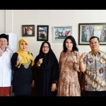 Ning Lia bersama Ketua DPD Partai NasDem Surabaya Robert Simangunsong dan KH. Masykur Hasyim bersilaturahim dengan tokoh Madura, H. Ali Badri di kediaman kawasan Bendul Merisi, Wonokromo, Surabaya. foto: istimewa