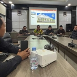 Ketua DPRD Gresik, M Syahrul Munir, didampingi pimpinan DPRD dan Komisi saat memberikan keterangan pers. Foto: Ist.