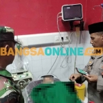 Evakuasi korban tenggelam di RSUD Mohammad Zyn Sampang. Foto: MUTAMMIM/BANGSAONLINE