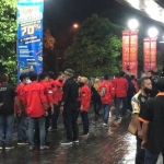 Warga Jember Jawa Timur saat melakukan demo di Rumah Sakit (RS) Siloam Hospital Jember di Jalan Gajah Mada, Kelurahan Jember Kidul, Kecamatan Kaliwates, Jember, Senin (15/11) malam. Foto: YUDI INDRAWAN/ BANGSAONLINE.com