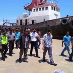 Tim investigasi Dinas Perhubungan saat mendatangi lokasi tugboat, beberapa waktu lalu.