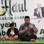 Bupati Kediri, Hanindhito Himawan Pramana, ketika memberi sambutan dalam giat Manakib Kubro, Haul Syaikh Abdul Qodir Jailani dan pengajian di Masjid Al Fattah, Desa Lamong, Kecamatan Badas. Foto: Ist