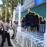 Kapolres Bojonegoro saat mengunjungi Pos pengaman di kelurahan Jambean, Kota Bojonegoro.