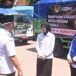 Wali Kota Vinanda bersama Gus Qowim dan Kepala Dinsos Kota Kediri Imam Muttaqin (kanan) saat memberangkatkan bantuan. Foto: Ist.