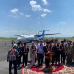 Kedatangan pesawat Fly Jaya di Bandara Notohadinegoro Jember