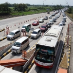 Antrean kendaraan di exit tol Bandar Kedungmulyo. foto: RONY S/ BANGSAONLINE
