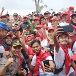 Gubernur Jatim Pakde Karwo bersama Kapolda Jatim foto bersama para peserta Jambore Kebangsaan.