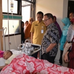 Wabup saat mengunjungi korban keracunan massal di RSUD Koesma Tuban.