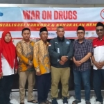 LIRA Gresik  dan BNNK bersama Karangtaruna Pacuh saat sosialisasi P4GN. FOTO: ist.