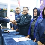 Jumirin (kiri) saat menyerahkan berkas pendaftaran bacabup di kantor DPD Nasdem Ngawi.