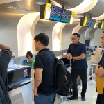 Petugas dari Imigrasi Kediri saat mengawal proses pendeportasian 2 warga Tiongkok. Foto: Ist