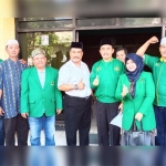 Sekretaris DPC PPP Gresik, Khoirul Huda (empat dari kanan) besarta jajaran pengurus. foto: SYUHUD/ BANGSAONLINE