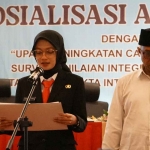 Wali Kota Kediri didampingi wakilnya saat memberi sambutan dalam Sosialisasi Antikorupsi.