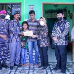 Mira Riyanti Kurniasih saat menyerahkan santunan kepada orangtua almarhum Dwi Miftahul Achyar.