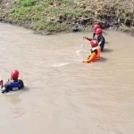 Proses pencarian yang hilang saat ditinggal ibunya BAB di Sungai. Foto: Detik.com