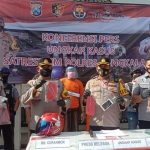 Kapolres Bangkalan, AKBP Rama Samtama Putra saat konferensi pers di Mapolres Bangkalan, Kamis (6/8/2020). (foto: ist).