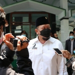 Ketua DPD RI AA LaNyalla Mahmud Mattalitti saat diwawancarai para awak media ketika melakukan reses di Kabupaten Jember, Jawa Timur. (foto: ist)