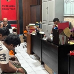 Kedua pelaku saat diamankan ke Mapolres Tuban untuk dimintai keterangan.