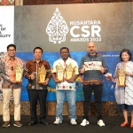 Departemen Komunikasi dan Hukum PT Semen Gresik, Hendra (dua dari kiri), bersama perwakilan perusahaan penerima Penghargaan Nusantara CSR Awards 2022. Foto: Ist