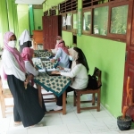 Vaksinasi Covid-19 yang digelar Kemenag Kabupaten Blitar di sebuah sekolah.