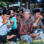 Warga saat menikmati Sanggring kolak ayam. (Ist)