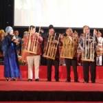 Dirjen Pembelajaran dan Kemahasiswaan Kemenristek Dikti, Prof. Intan Ahmad, Ph.D didamping al. Rektor IPB membunyikan angklung sebagai tanda Pimnas Ke-29 2016 di IPB, diakhiri, Kamis (11/8) malam.