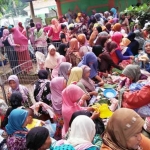 Warga memadati Pemandian Bektiharjo untuk melangsungkan sedekah bumi. foto: GUNAWAN WIHANDONO/ BANGSAONLINE