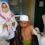 Salah satu warga Kampung Plenggiran, Desa Lergunung, Kecamatan Kalmpis, Kabupaten Bangkalan, saat menerima suntikan vaksin Covid-19.