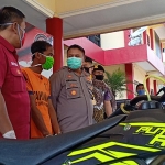 Pelaku yang berhasil diringkus Satreskrim Polres Blitar beserta barang bukti sebuah motor trail.