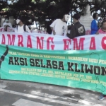 Pedemo saat menyuarakan aksi di depan kantor bupati Banyuwangi. Foto: GANDA SISWANTO/BANGSAONLINE