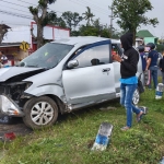 Kondisi mobil korban usai disambar Kereta Api Penataran di perlintasan tanpa palang pintu.