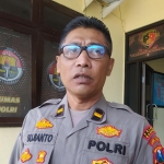 Kasi Humas Polres Sampang Ipda Sujianto saat memberi keterangan peristiwa pembacokan. Foto: MUTAMMIM/ BANGSAONLINE