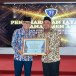 Bupati Gresik Fandi Akhmad Yani (kanan) menerima penghargan dari BKN Kanreg II. Foto: Ist.