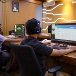  Petugas saat berjaga di depan komputer untuk menerima aduan yang masuk dari warga. (Ist).