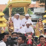 Bupati Sambari dan Wabup Qosim memerankan Sunan Giri dan Syekh Maulana Malik Ibrahim saat prosesi kirab budaya. foto: SYUHUD/ BANGSAONLINE