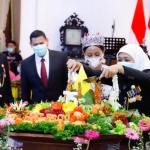 Gubernur Jawa Timur Khofifah Indar Parawansa memotong tumpeng dalam acara HUT ke-75 Pemprov Jatim di Gedung Negara Grahadi Surabaya, Senin (12/10/2020). foto: ist/ bangsaonline.com