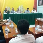 Ketua Bawaslu Bangkalan A. Mustain memimpin Rapat Koordinasi didampingi oleh Kepala Kantor Pos, Komisioner KPU, serta perwakilan Polres dan Kodi. foto: FAUZI/ BANGSAONLINE