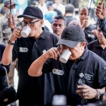 Bupati Jember, Hendy Siswanto, bersama wakilnya saat mencicipi kopi robusta asli Kota Suwar-Suwir.