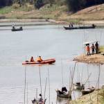 Petugas gabungan saat menyisir sungai Bengawan Solo guna mencari korban. foto: eky nurhadi/BANGSAONLINE